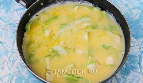 омлет с кабачками на сковороде