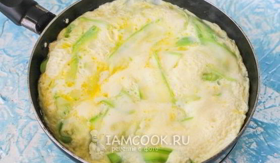 омлет с кабачками на сковороде