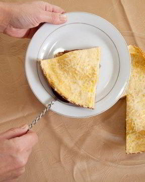 Омлет с карамелизованной грушей, горгонзолой, беконом и орехами пекан