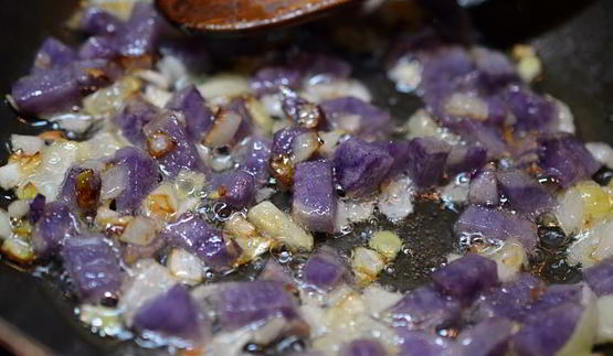 омлет с картошкой и копченой рыбой