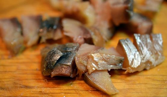 омлет с картошкой и копченой рыбой