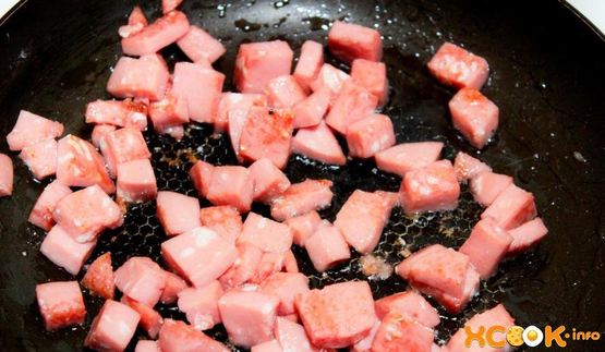 омлет с колбасой