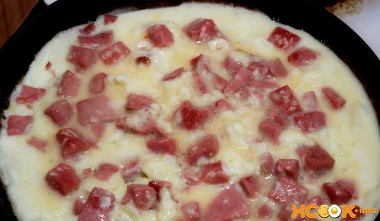 омлет с колбасой