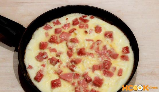 омлет с колбасой