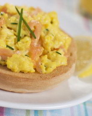 Омлет с копченым лососем и зеленым луком