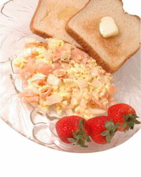 Омлет с копченым лососем, мацой и укропом