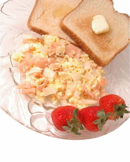 Рецепт омлета с копченым лососем, мацой и укропом