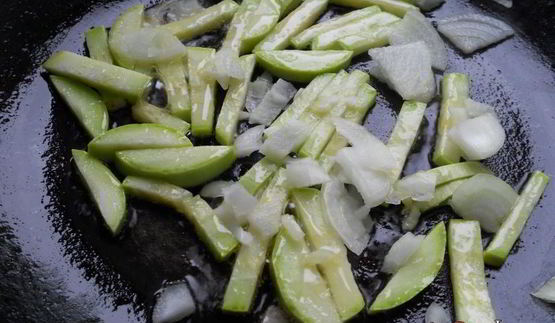 омлет с курицей и кабачками