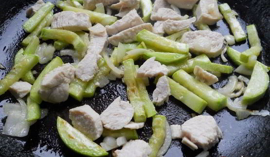 омлет с курицей и кабачками