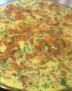 Омлет с лисичками и зеленым луком