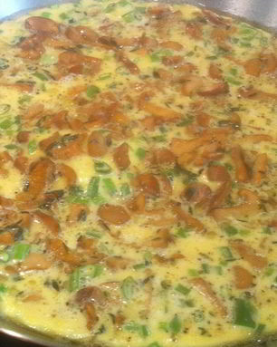 Омлет с лисичками и зеленым луком