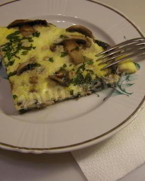 Омлет с маринованными грибами и зеленью