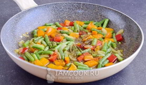 омлет с овощами на сковороде