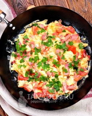 Омлет с помидорами и колбасой