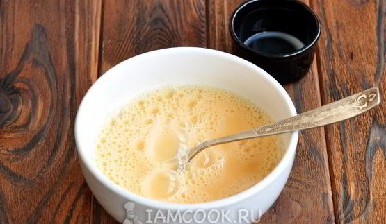 омлет с помидорами и колбасой