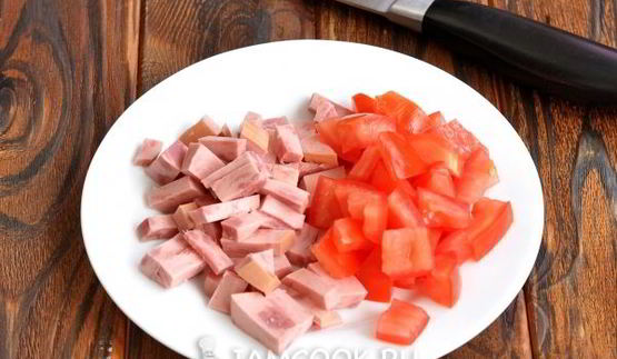 омлет с помидорами и колбасой