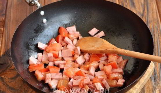 омлет с помидорами и колбасой