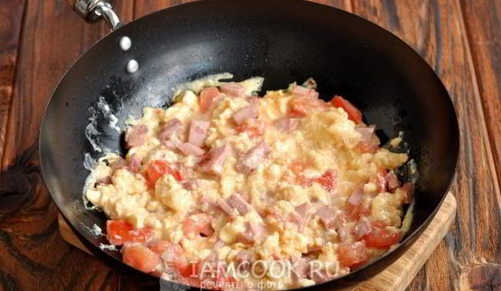 омлет с помидорами и колбасой