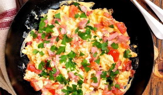 омлет с помидорами и колбасой