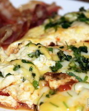 Омлет с помидорами и сыром