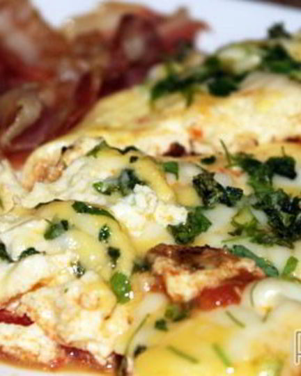 Рецепт омлета с помидорами и сыром