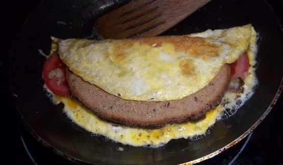 омлет с помидорами на гренках