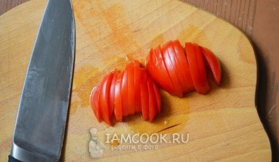 омлет с сосисками и помидорами