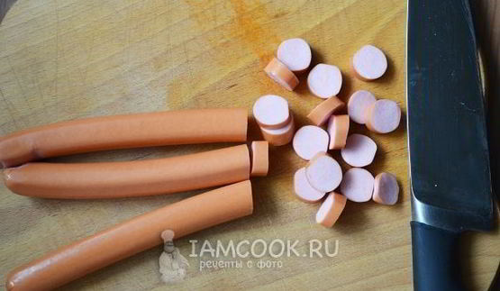 омлет с сосисками и помидорами