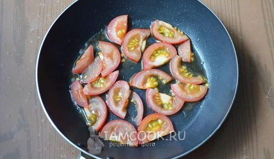 омлет с сосисками и помидорами