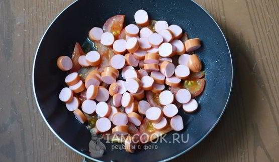 омлет с сосисками и помидорами