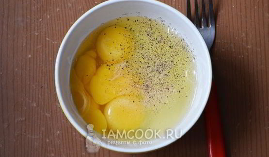 омлет с сосисками и помидорами