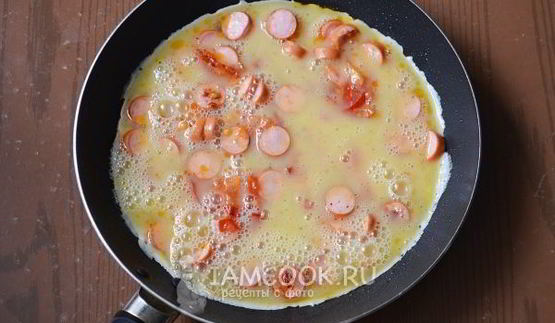 омлет с сосисками и помидорами