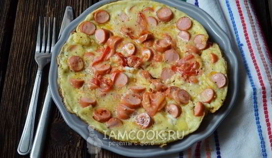 омлет с сосисками и помидорами