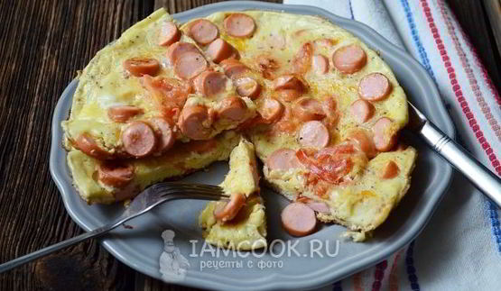 омлет с сосисками и помидорами