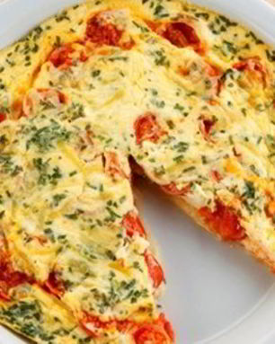 Омлет с сыром и помидорами на сковороде