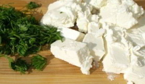 омлет с сыром и помидорами на сковороде