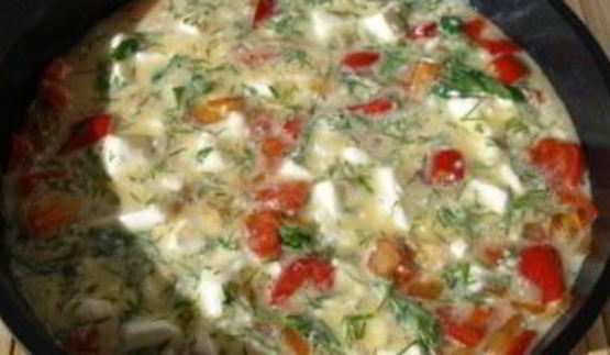 омлет с сыром и помидорами на сковороде