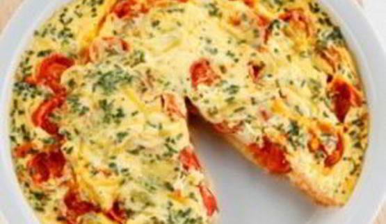 омлет с сыром и помидорами на сковороде