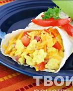 Омлет с сыром, ветчиной и помидорами в лаваше