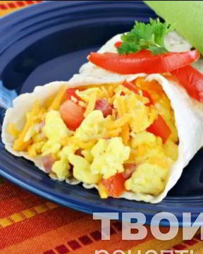 Омлет с сыром, ветчиной и помидорами в лаваше