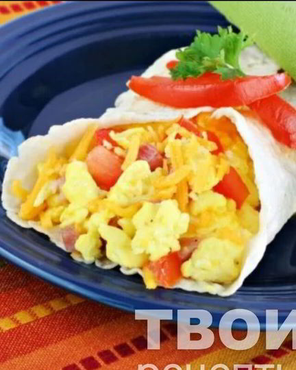 Рецепт омлета с сыром, ветчиной и помидорами в лаваше