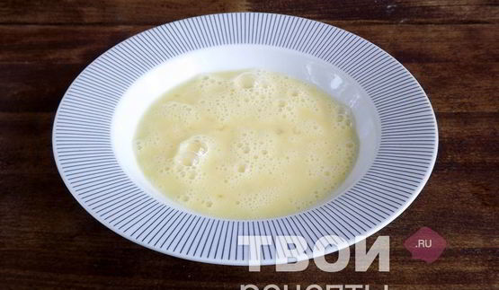 омлет с томатами и зеленым горошком