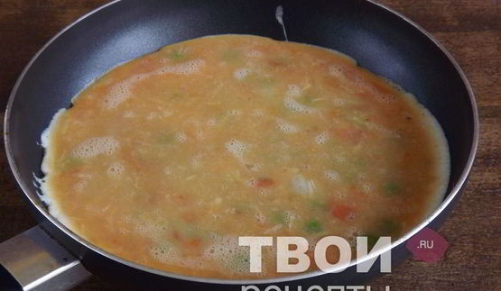 омлет с томатами и зеленым горошком