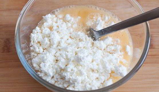 омлет с творогом и зеленым луком