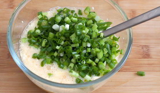 омлет с творогом и зеленым луком