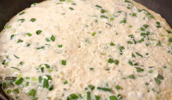 омлет с творогом и зеленым луком