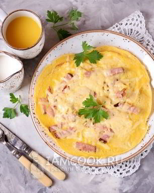 Омлет с ветчиной и сыром на сковороде