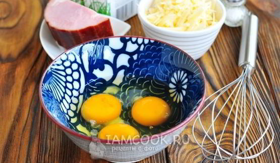 омлет с ветчиной и сыром на сковороде