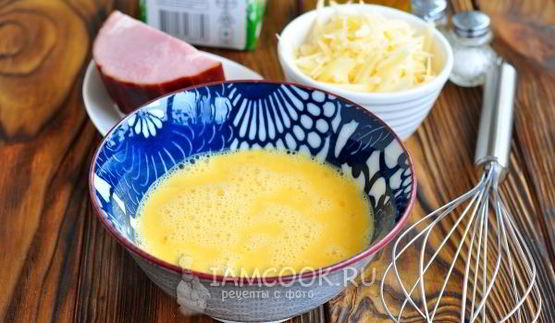 омлет с ветчиной и сыром на сковороде