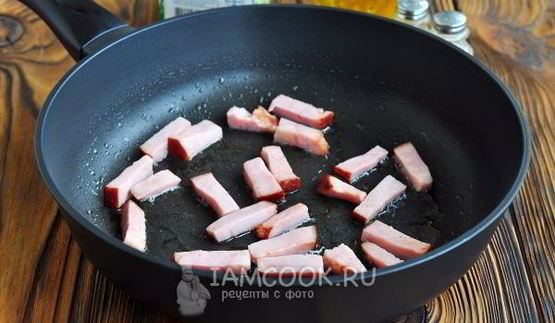 омлет с ветчиной и сыром на сковороде